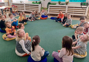 Dzieci w czasie medytacji Mindfulness. Grupa 2