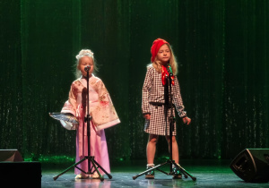 Dwoje dzieci na scenie teatru w trakcie występu. Pola i Zosia