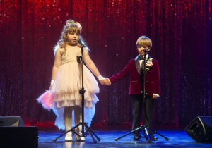 Dwoje dzieci na scenie teatru w trakcie występu. Hania i Józio