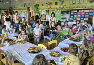 Dyskoteka starszaków - przerwa na pizzę.