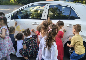 Dyskoteka starszaków - dzieci ozdabiają auto firmowe Grubego Benka. Ujęcie 1