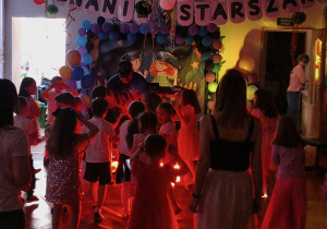 Dyskoteka starszaków - tańce. Ujęcie 4