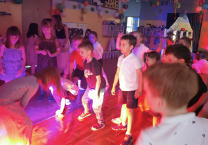 Dyskoteka starszaków - tańce. Ujęcie 5