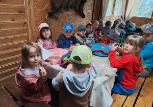 Zabawy i zajęcia w Michałówce. Dzieci w czasie przerwy na II śniadanie posilają się wspólnie przy stole. Grupa 2, ujęcie 1