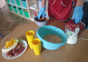 Nauczycielka przygotowuje sok ze świeżych owoców.